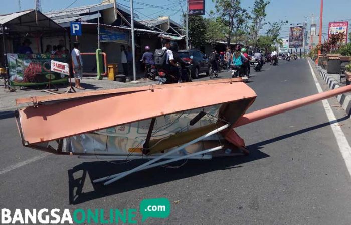 Dua Pengendara Motor Tertimpa Tiang Reklame Asmaul Husna di Jalan Benteng Pancasila Dua Pengendara Motor Tertimpa Tiang Reklame Asmaul Husna di Jalan Benteng Pancasila