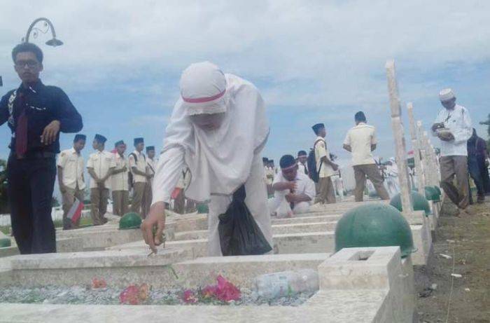 Ratusan Siswa di Sumenep Terhanyut dalam Lagu Ratusan Siswa di Sumenep Terhanyut dalam Lagu