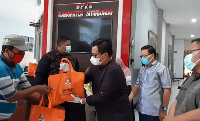 PPKM Darurat, Anggota DPRD Situbondo Patungan Sumbang Sembako untuk Warga Terdampak