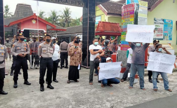 Sekdes Tegalrejo Blitar Diduga Gelapkan Iuran PBB Warga Hingga Ratusan Juta, Warga Tuntut Mundur Sekdes Tegalrejo Blitar Diduga Gelapkan Iuran PBB Warga Hingga Ratusan Juta, Warga Tuntut Mundur