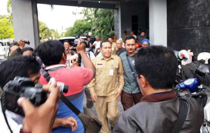 Tiga Kuasa Hukum Plt Kepala BPPKAD Gresik M. Muktar Upayakan Penangguhan Penahanan Tiga Kuasa Hukum Plt Kepala BPPKAD Gresik M. Muktar Upayakan Penangguhan Penahanan