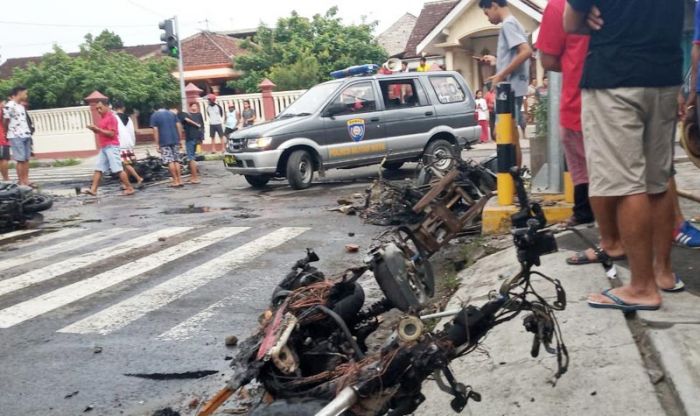 Tak Boleh Mendekat ke Stadion, Massa Suporter Bakar Motor di Pertigaan Jalan Kalibrantas Kota Blitar Tak Boleh Mendekat ke Stadion, Massa Suporter Bakar Motor di Pertigaan Jalan Kalibrantas Kota Blitar