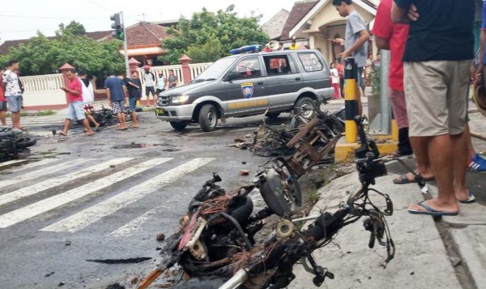 Tak Boleh Mendekat ke Stadion, Massa Suporter Bakar Motor di Pertigaan Jalan Kalibrantas Kota Blitar