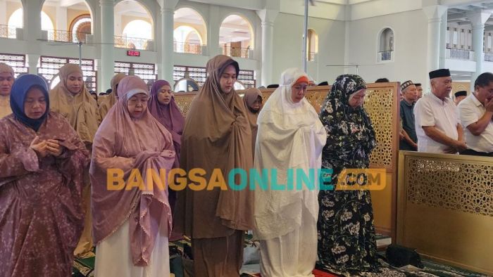 Gubernur Khofifah Ikuti Salat Gaib untuk Korban Banjir Bandang dan Longsor di Aceh-Sumatera