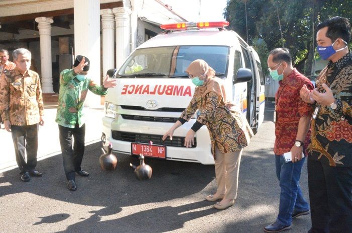 Gugas Covid-19 Sidoarjo Terima Bantuan 1 Ambulans dan 500 Baju Hazmat dari Dua Bank Sekaligus