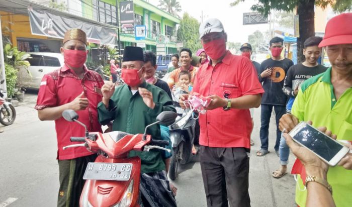 PDIP Gresik Bagi-bagi 1.000 Masker dan Hand Sanitizer Gratis PDIP Gresik Bagi-bagi 1.000 Masker dan Hand Sanitizer Gratis