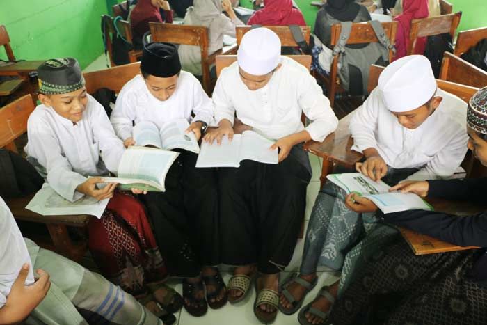 Peringati Hari Santri, Siswa MTs NU Sidomukti Gresik Sekolah Pakai Sarung