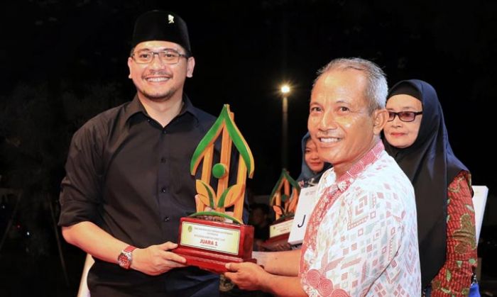 Plt. Wali Kota Pasuruan Serahkan Trofi Juara Lomba Kampung Sehat