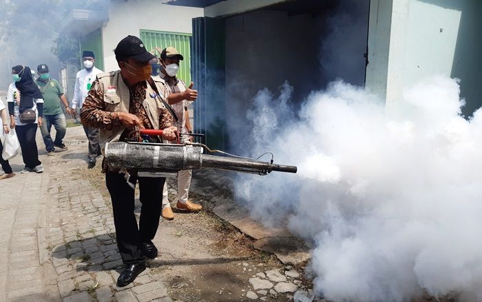 Diduga Ada Warga Kena Chikungunya, BHS Langsung Gelar Fogging di Penambangan Balongbendo Diduga Ada Warga Kena Chikungunya, BHS Langsung Gelar Fogging di Penambangan Balongbendo