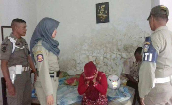 Satpol PP Situbondo Garuk Dua Pasangan Selingkuh Saat Indehoy di Kamar Hotel Satpol PP Situbondo Garuk Dua Pasangan Selingkuh Saat Indehoy di Kamar Hotel