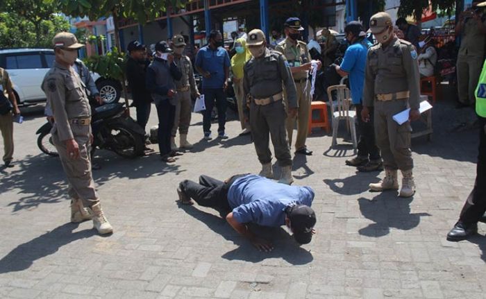 Tak Pakai Masker, Pengunjung Pasar Maron Kabupaten Probolinggo Dimasukkan ke Keranda Mayat Tak Pakai Masker, Pengunjung Pasar Maron Kabupaten Probolinggo Dimasukkan ke Keranda Mayat