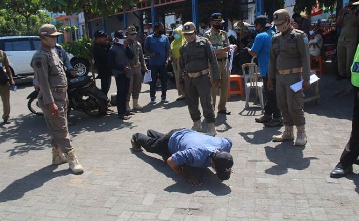 ​Tak Pakai Masker, Pengunjung Pasar Maron Kabupaten Probolinggo Dimasukkan ke Keranda Mayat