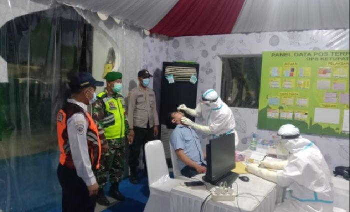 Polres Gresik Rapid Test Antigen 10 Orang yang Ketahuan Mudik