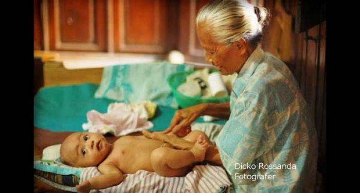 Jumlah Dukun Bayi di Lamongan Menurun, Sisakan 70 Dukun yang Masih Eksis Jumlah Dukun Bayi di Lamongan Menurun, Sisakan 70 Dukun yang Masih Eksis