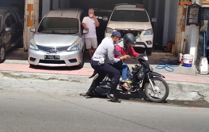Hindari Operasi Yustisi, Pengendara Motor di Blitar Nekat Tabrak Petugas Hindari Operasi Yustisi, Pengendara Motor di Blitar Nekat Tabrak Petugas