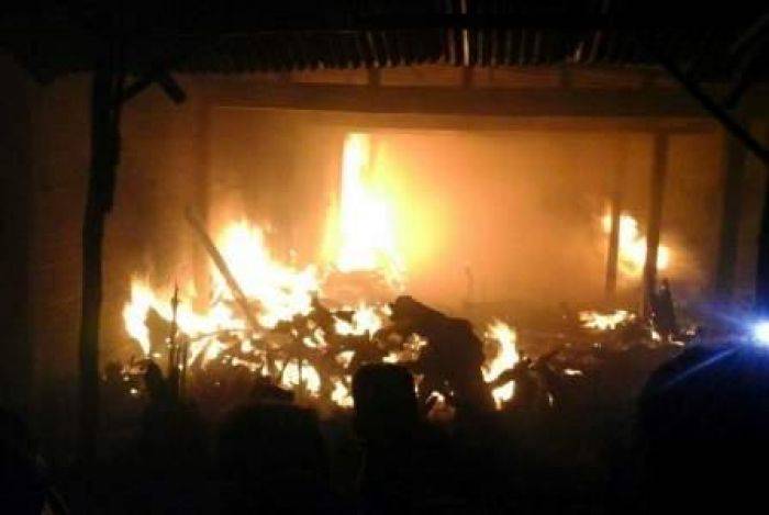 Gudang Mebelar Ekspor di Ngawi Hangus Terbakar Gudang Mebelar Ekspor di Ngawi Hangus Terbakar