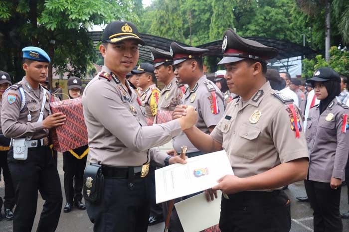 Kapolres Gresik Beri Reward 21 Anggota Berprestasi