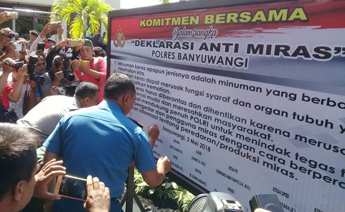 Deklarasi Anti Miras, Polres Banyuwangi Musnahkan Arak dan Tuak 11.776 Liter Deklarasi Anti Miras, Polres Banyuwangi Musnahkan Arak dan Tuak 11.776 Liter