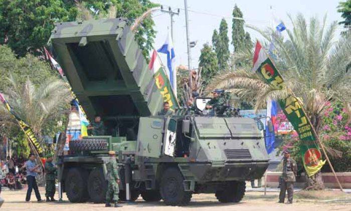 Peringati HUT ke-70, TNI Pamer Alutsista di Alun-alun Lamongan Peringati HUT ke-70, TNI Pamer Alutsista di Alun-alun Lamongan
