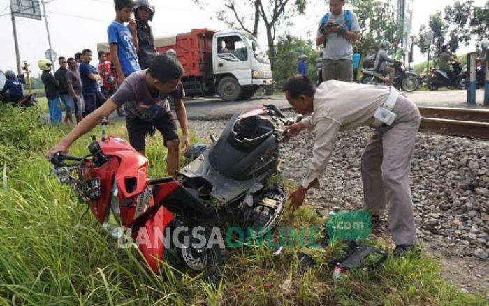 Pengendara Motor Tabrakkan Diri ke Kereta di Perlintasan Desa Jatipelem Jombang