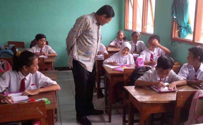 Peringati Hari Guru, Wali Kota Kediri jadi Guru Siswa SD Peringati Hari Guru, Wali Kota Kediri jadi Guru Siswa SD