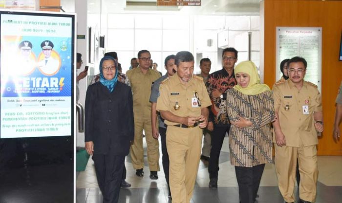 Gubernur Khofifah Jenguk Wali Kota Risma di RSUD Dr Soetomo Gubernur Khofifah Jenguk Wali Kota Risma di RSUD Dr Soetomo