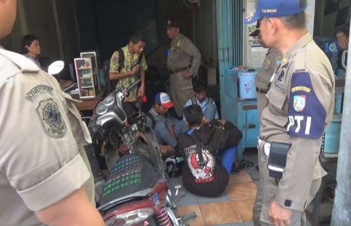Pelajar Terjaring Razia saat Jam Pelajaran Pelajar Terjaring Razia saat Jam Pelajaran