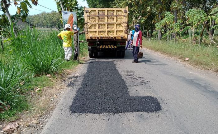 Meski Pandemi Covid-19, PU Bina Marga Lamongan Terus Perbaiki Jalan