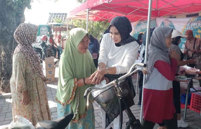 Blusukan, Mimik Idayana Bagikan 500 Paket Makan Gratis Blusukan, Mimik Idayana Bagikan 500 Paket Makan Gratis
