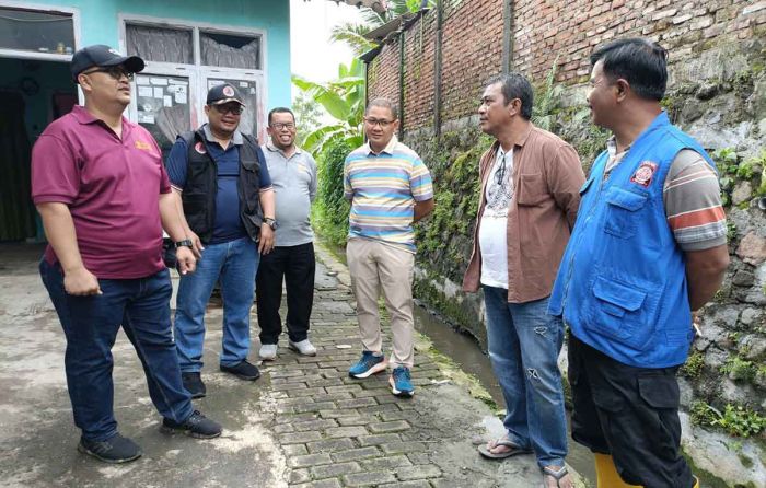 Pj Wali Kota Batu Tinjau Longsor di Junrejo Pj Wali Kota Batu Tinjau Longsor di Junrejo
