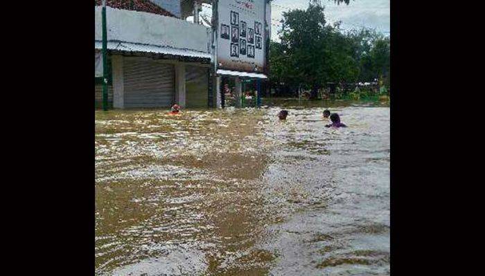 Kota Sampang Lumpuh, Banjir Setinggi Satu Meter 
