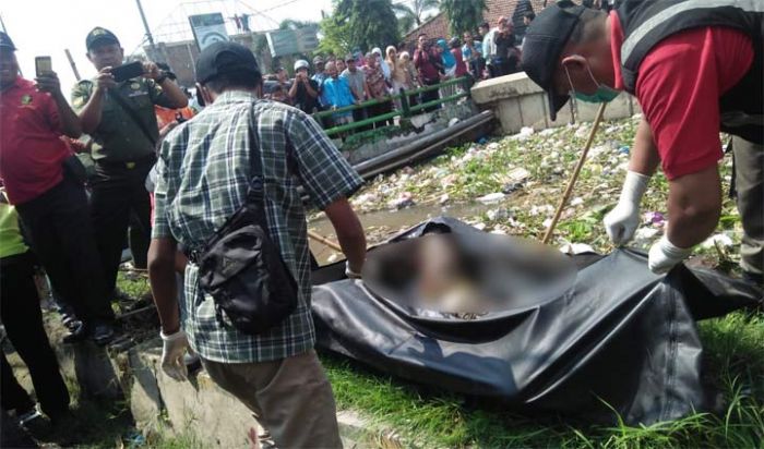Mayat Mengapung di Sungai Gedangan Sidoarjo Gegerkan Warga Mayat Mengapung di Sungai Gedangan Sidoarjo Gegerkan Warga