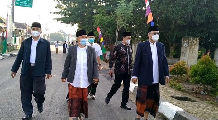 Mobil Dihadang Petugas, Kiai As’ad Ali dan Kiai Asep Jalan Kaki ke Lokasi Pembukaan Muktamar