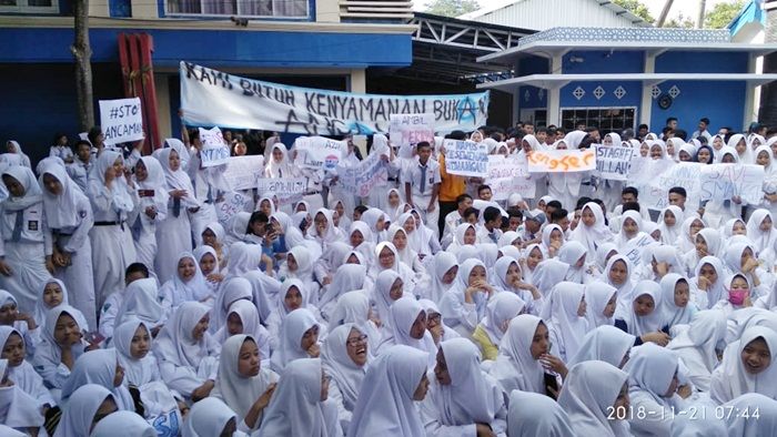 Ancam Mogok Belajar, Ratusan Siswa SMAN 1 Gondanglegi Malang Demo Kepala Sekolah