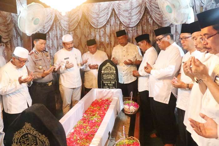 Peringati Hari Jadi Gresik, Wabup Qosim Ajak Pejabat Forkopimda Ziarahi Makam Waliyullah Peringati Hari Jadi Gresik, Wabup Qosim Ajak Pejabat Forkopimda Ziarahi Makam Waliyullah