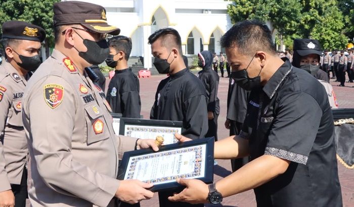8 Atlet Pencak Silat Berprestasi Terima Penghargaan dari Kapolres Pasuruan 8 Atlet Pencak Silat Berprestasi Terima Penghargaan dari Kapolres Pasuruan
