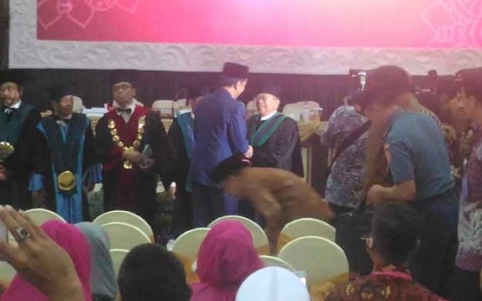 Di Balik Penganugerahan KH. Ma Di Balik Penganugerahan KH. Ma