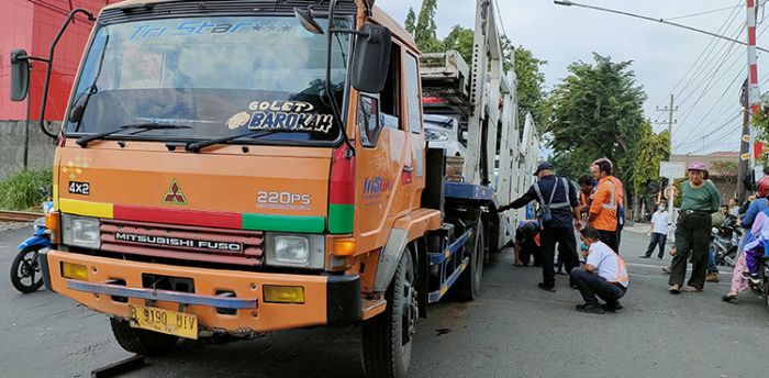 Truk Pengangkut Mobil Mewah Nyangkut di Rel, Keberangkatan KA Kertanegara Tertunda Truk Pengangkut Mobil Mewah Nyangkut di Rel, Keberangkatan KA Kertanegara Tertunda
