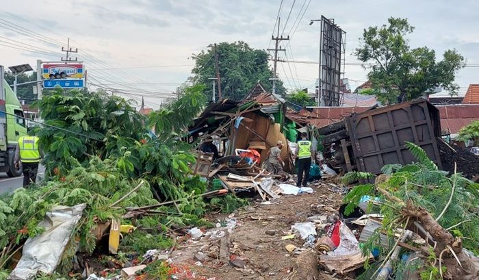 Diduga Rem Blong, Dump Truk Muat Batu Bara di Gresik Tabrak Tiga Warung, Satu Tewas Diduga Rem Blong, Dump Truk Muat Batu Bara di Gresik Tabrak Tiga Warung, Satu Tewas