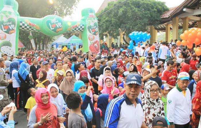 Peringati Hari Kesehatan Nasional ke-53, Ribuan Warga Sidoarjo Ikuti Jalan Sehat Peringati Hari Kesehatan Nasional ke-53, Ribuan Warga Sidoarjo Ikuti Jalan Sehat