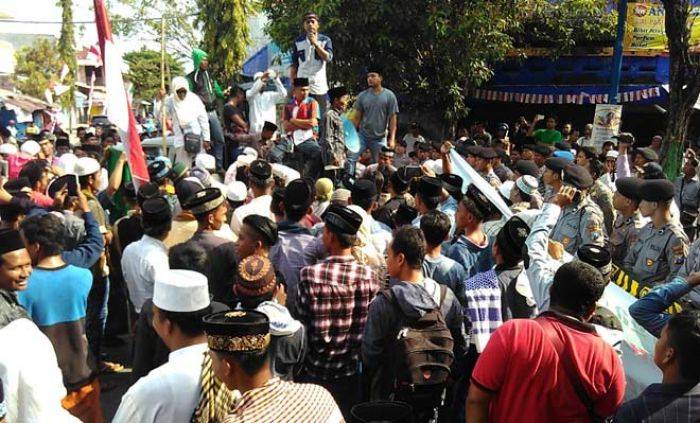 Warga Pamekasan Tolak Kedatangan Tokoh Wahabi Warga Pamekasan Tolak Kedatangan Tokoh Wahabi