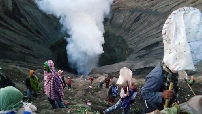 Ribuan Wisatawan Hadiri Yadnya Kasada 2018 Ribuan Wisatawan Hadiri Yadnya Kasada 2018