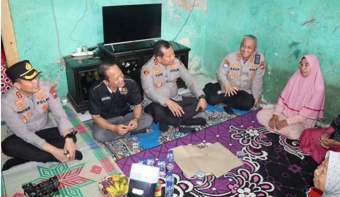Jumat Curhat, Kapolda Jatim dengarkan Keluhan Warga Desa Sukorejo dari Rumah ke Rumah Jumat Curhat, Kapolda Jatim dengarkan Keluhan Warga Desa Sukorejo dari Rumah ke Rumah