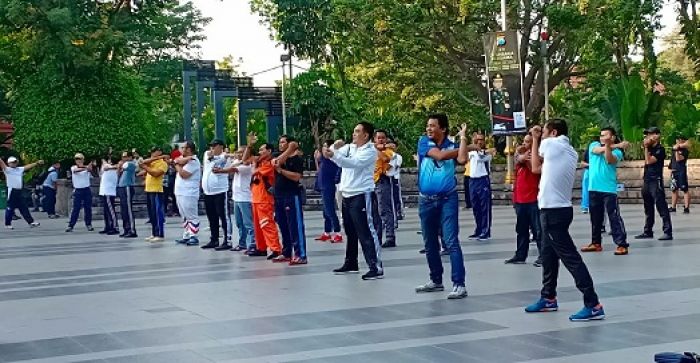 Kapolda Jatim Ajak Wartawan dan Warga Surabaya Aerobik Bersama Kapolda Jatim Ajak Wartawan dan Warga Surabaya Aerobik Bersama