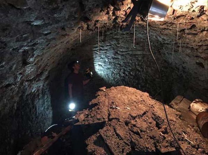 Jenuh dan Bosan yang Keren! Karena Lockdown, Merobohkan Dinding untuk Isi Waktu, Nemu Terowongan Jenuh dan Bosan yang Keren! Karena Lockdown, Merobohkan Dinding untuk Isi Waktu, Nemu Terowongan