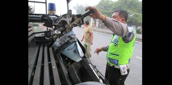 Diduga Mabuk, Pengendara Motor di Mojokerto Tabrak Truk