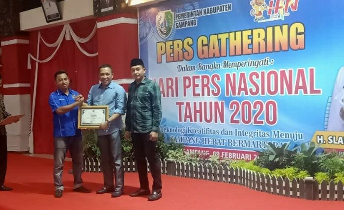 PWI Sampang Anugerahi Bupati Penghargaan The Best Performance Leader 2019-2020 PWI Sampang Anugerahi Bupati Penghargaan The Best Performance Leader 2019-2020
