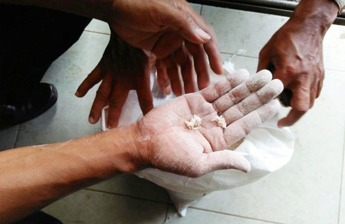 303 Sak Beras Rastra di Pacitan Berubah Warna dan Berbelatung 303 Sak Beras Rastra di Pacitan Berubah Warna dan Berbelatung