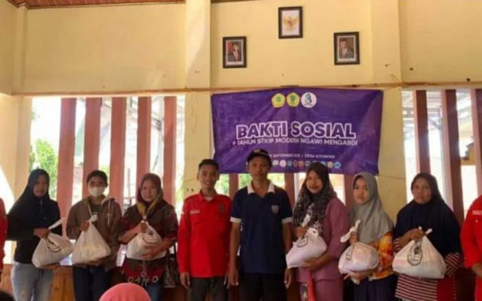 Pasca Pemilu 2024, BEM STKIP Modern Ngawi Bagikan Paket Sembako ke 150 Warga