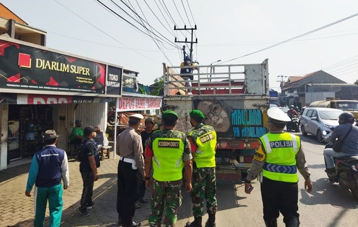 Polres Gresik Putar Balik Kendaraan Pengangkut Hewan Ternak Tanpa Dilengkapi SKKH Polres Gresik Putar Balik Kendaraan Pengangkut Hewan Ternak Tanpa Dilengkapi SKKH